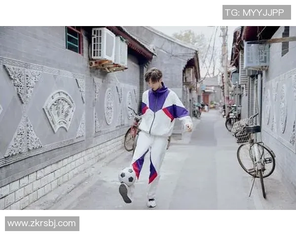 鹿晗与足球明星亲密合影瞬间展现运动与偶像的完美结合